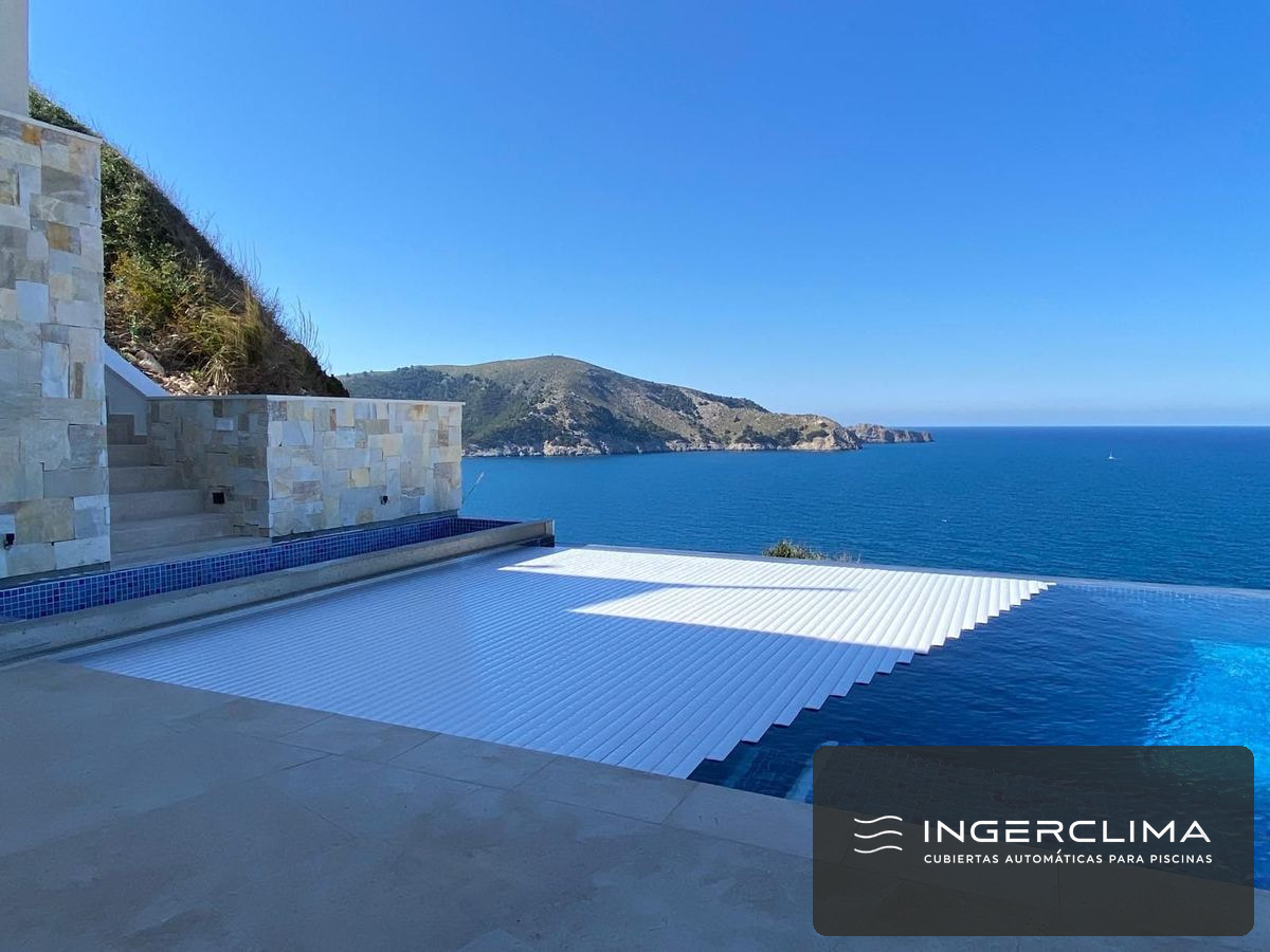 Automatic pool cover installation in Madrid
