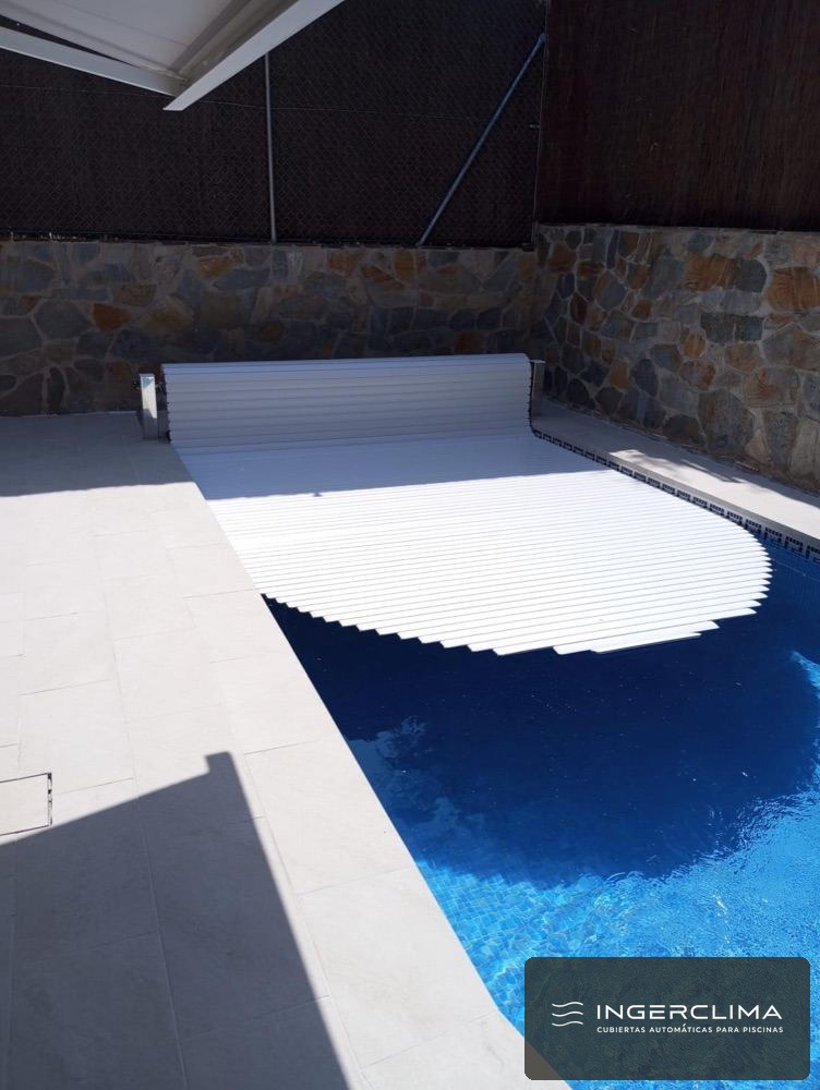 Close-up of the cover finish at the pool edge