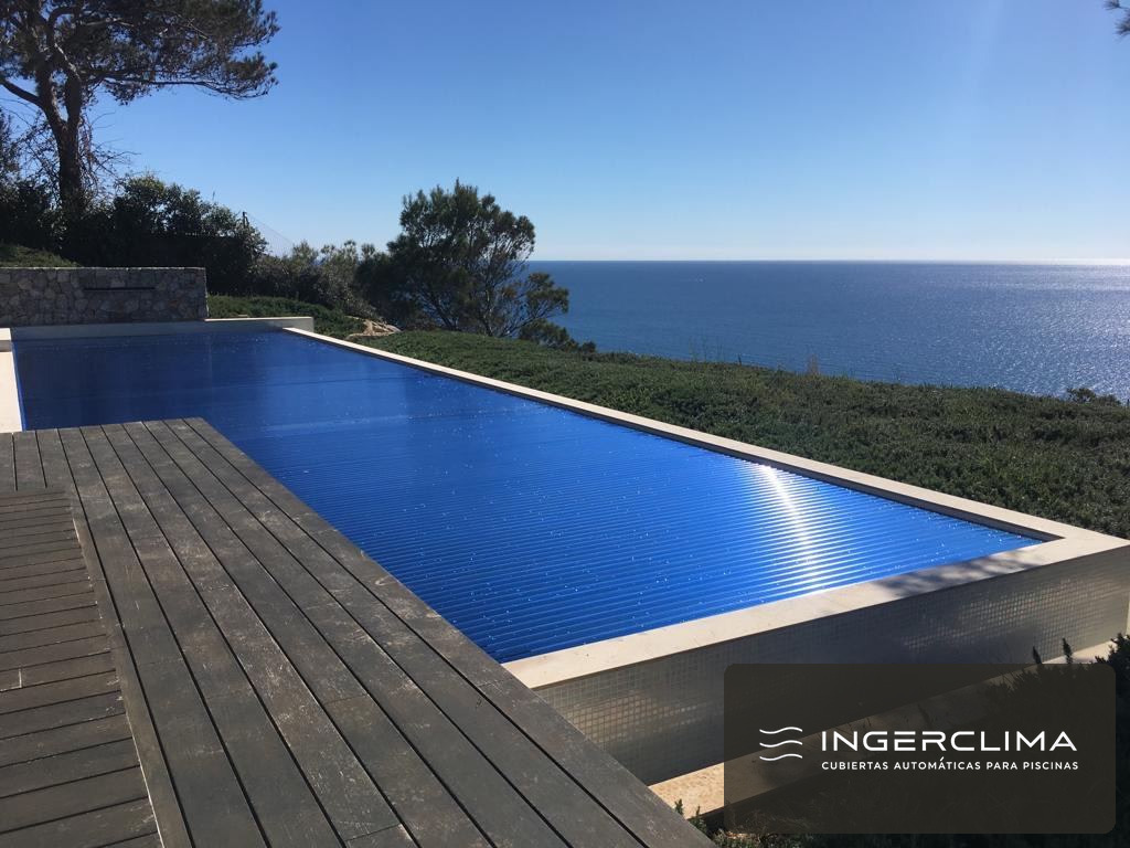 Detalle de la lama de policarbonato solar de 60 mm sobre el agua de la piscina
