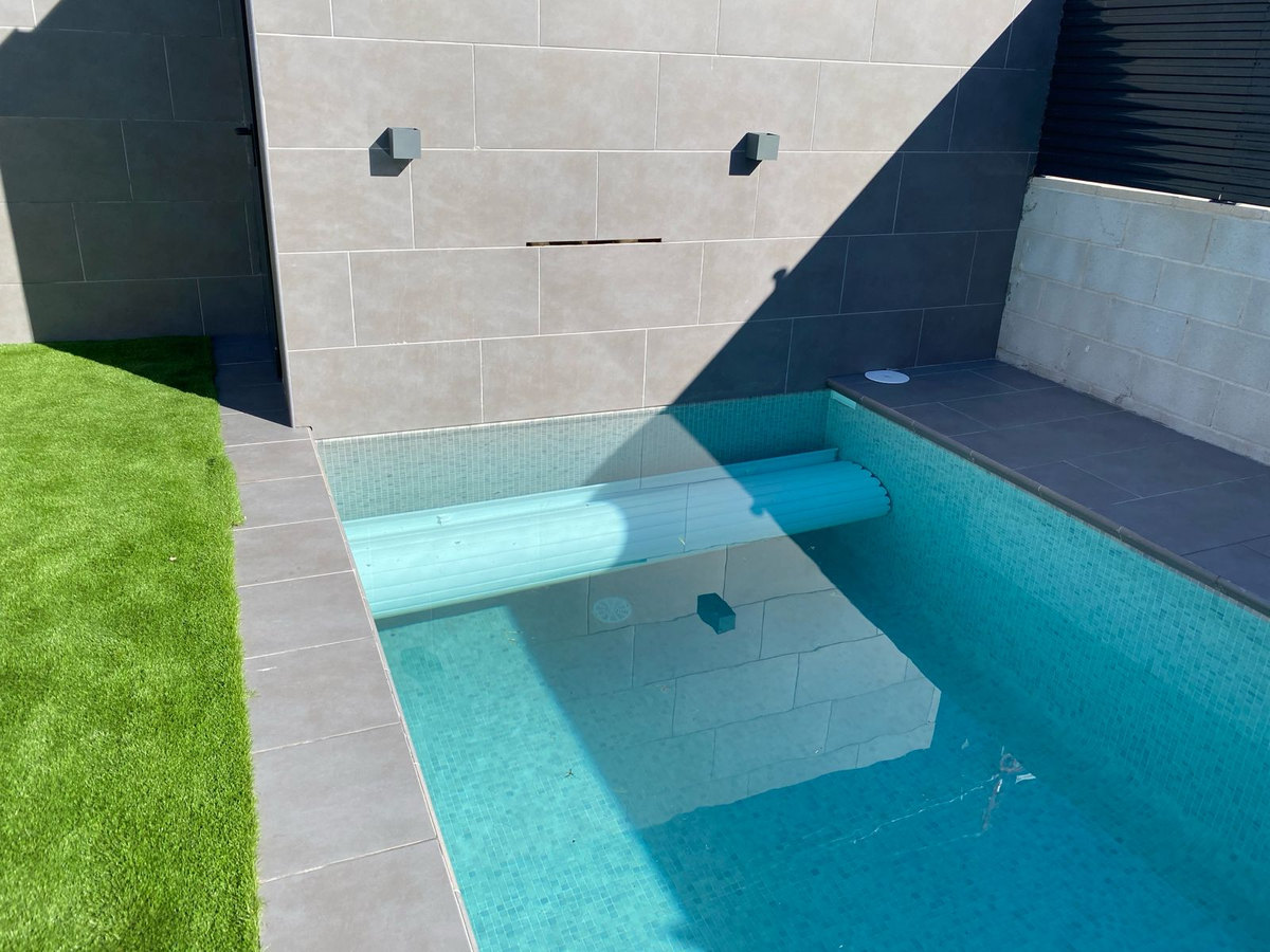Cubierta sumergida adosada al fondo de la piscina, sin cajón