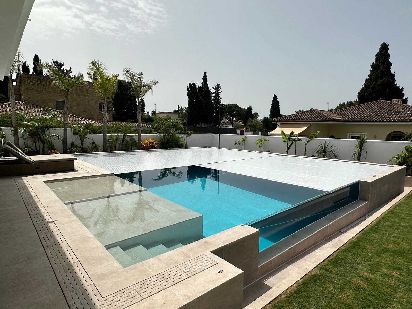 Cubierta automática de lamas recogiéndose en una piscina de chalet en El Puerto de Santa María