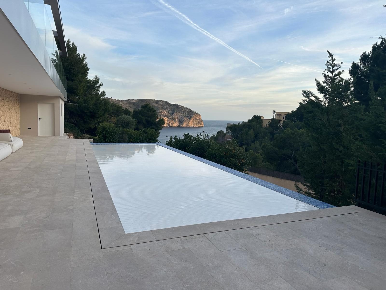 Automatische Lamellen-Poolabdeckung an einem Pool in Dénia